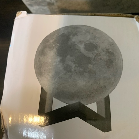 Moon night light for kids bedroom - Picture 4 of 4